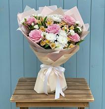 Букет цветов из:  Гвоздики, Орхидеи и Розы в Ильинке Астраханской области