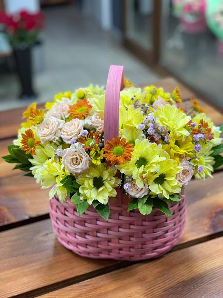 Цветочная композиция из Хризантемы и Розы в корзине в Ильинке Астраханской области
