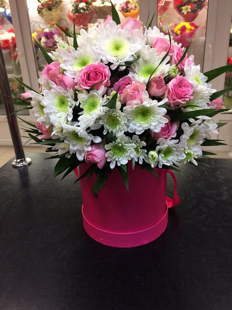 Цветочная композиция из Розы и Хризантемы в шляпной коробке в Ильинке Астраханской области