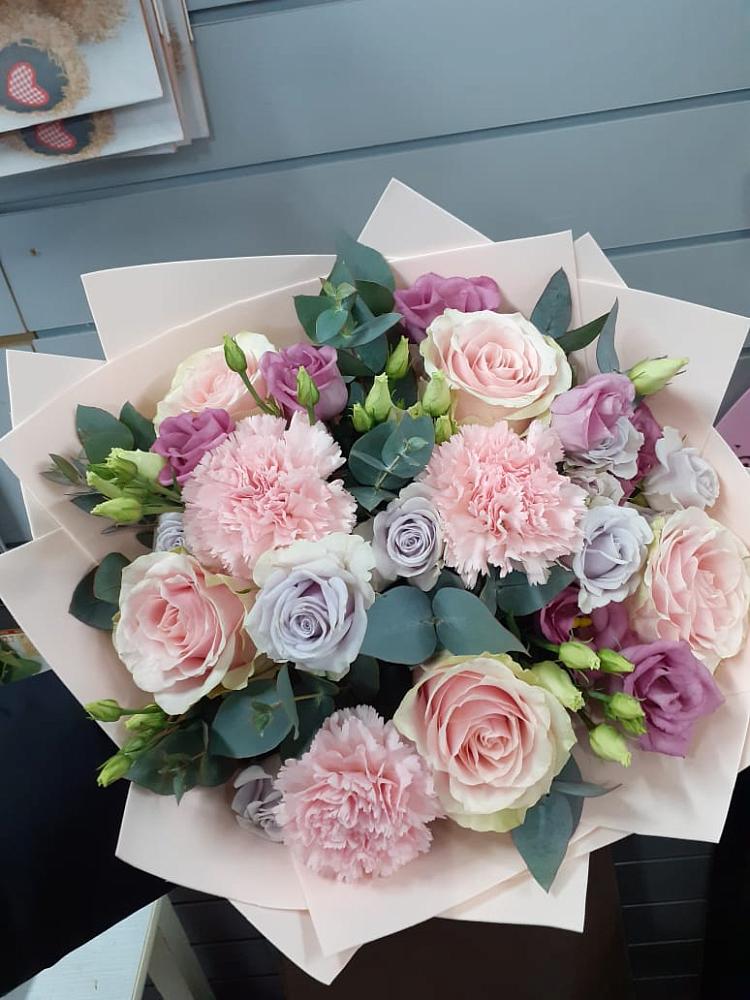 Букет цветов из: Розы, Гвоздики и Лизиантусы в Ильинке Астраханской области